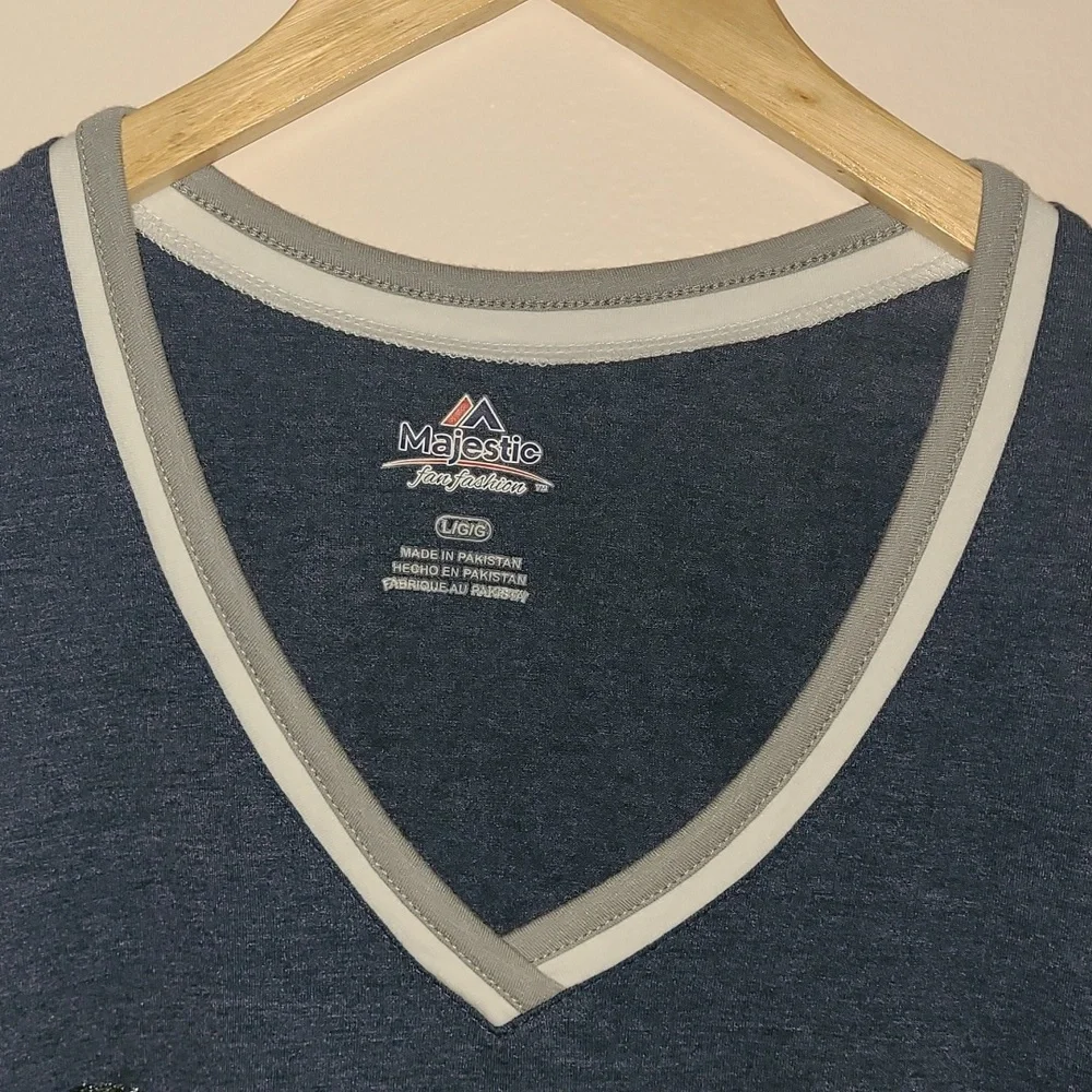 New York Yankees V-neck T shirt - Picture 3 of 4